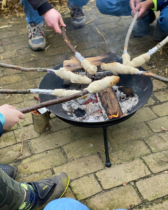 Warme broodjes bakken op de boerderij! Het duurt even voor ze gaar zijn dus tussendoor zingen we liedjes en wisselen we avontuurverhalen uit 👨‍🌾🧑‍🌾👨‍🌾🧑‍🌾👨‍🌾🧑‍🌾🐄🐏🐴 #aboondersteuning #buitendelijntjes #broodjesbakken #buitenspelen #fijnweekend #boerderijsweers