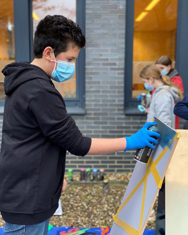 Workshop graffiti door @jeroenammerlaan ! 🗯🎨
Na een kleine intro gaan de kids aan de slag. Qua kleur, vorm en techniek is een enorme eigenheid te zien en er rollen prachtige werken uit 😍 
#buitendelijntjes #aboondersteuning #graffiti #workshop #spraytan