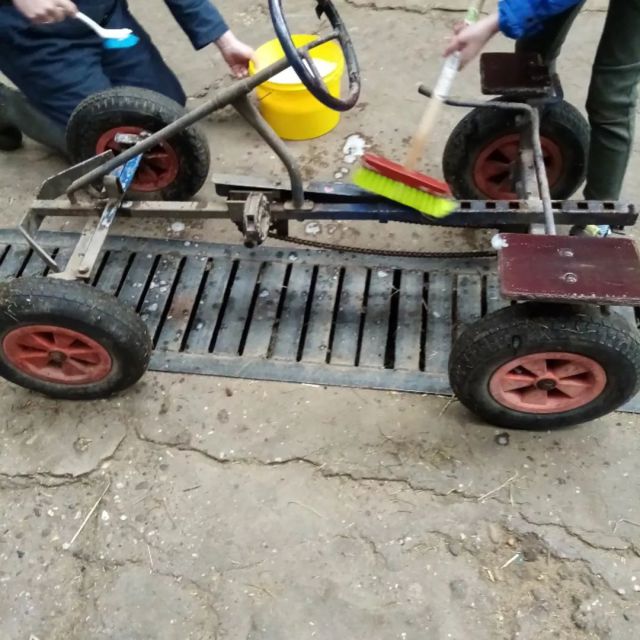 Gisteren is het project skelter opknappen begonnen bij boerderij Sweers.💪 Natuurlijk hebben wij de dieren ook weer mogen voeren. #abobegeleiding #boerderijsweers