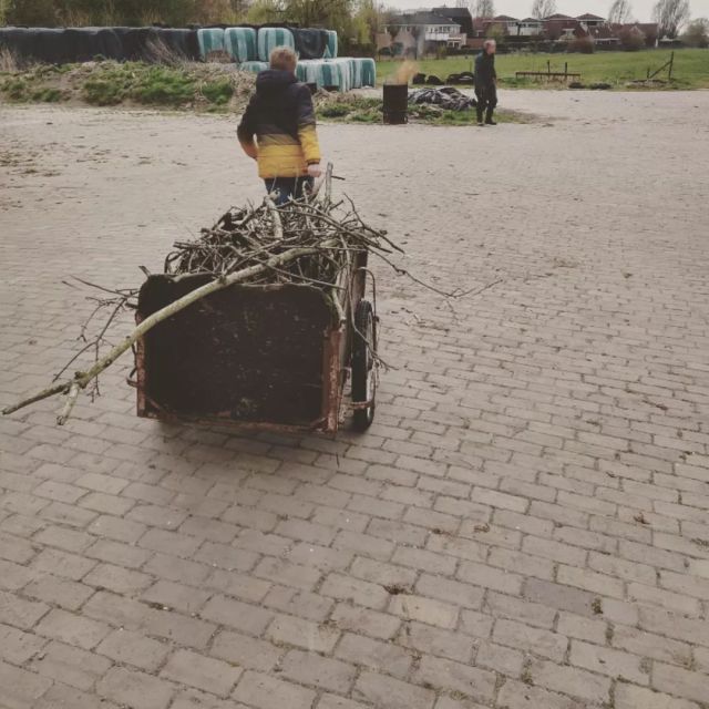 Gisteren weer een mooie dag op de boerderij. Vuur maken en als eerste de jongen geitjes ontmoeten🐐🔥! #boerderijsweers #abobegeleiding #angstenoverwinnen💪