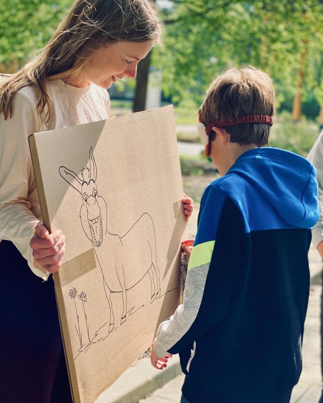 De Koningsspelen zijn ook bij Abo geopend! 🔸🤴🔸Ezeltje prikje, koekhappen, koningsmaaltijd en stoelendans. Denk hier luid gejuich, gejoel en aanmoediging bij. En wat competitie 🥳 Fijn weekend! 🌞 #abobegeleiding #buitendelijntjes #prekoningsdag #koningsspelen #playtime